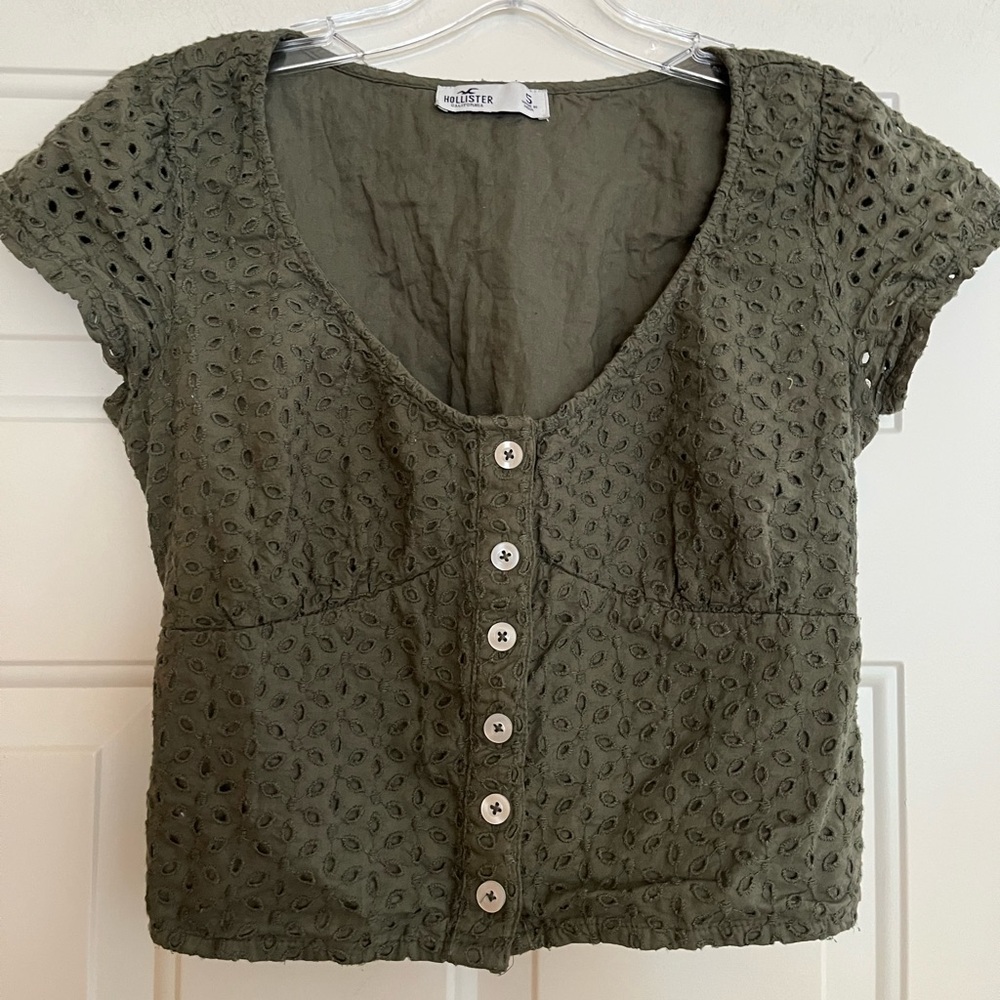 Hollister olive green eyelet lace cap sleeve button scoop neck crop top. Small